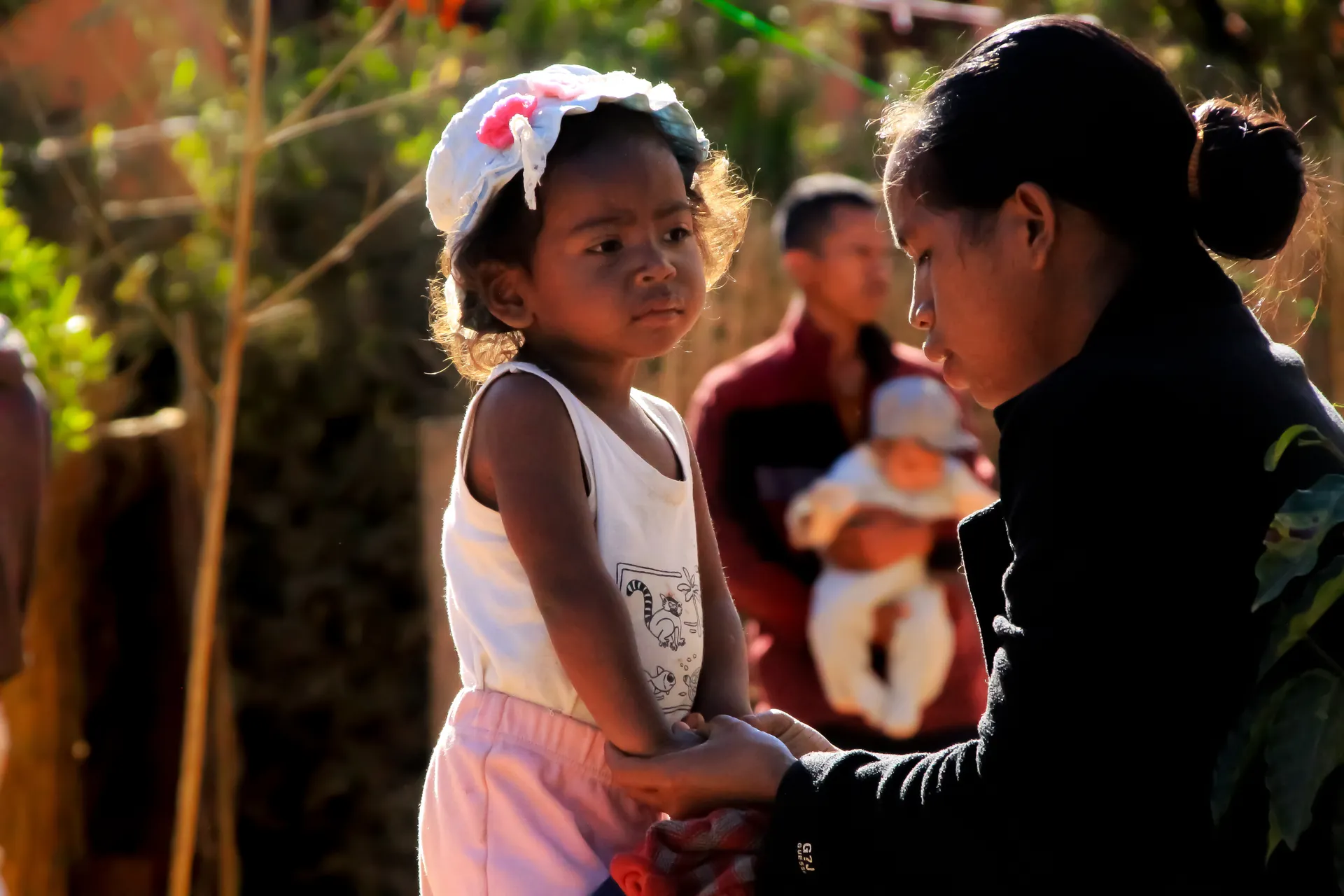 Famille de bénéficiaires avec leurs enfants dans la commune Andreba